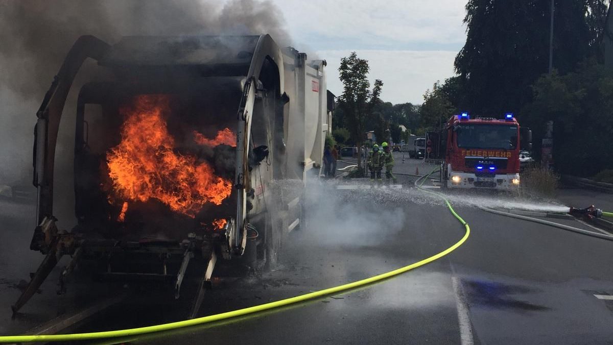 Müllwagen brennt in Weetzen