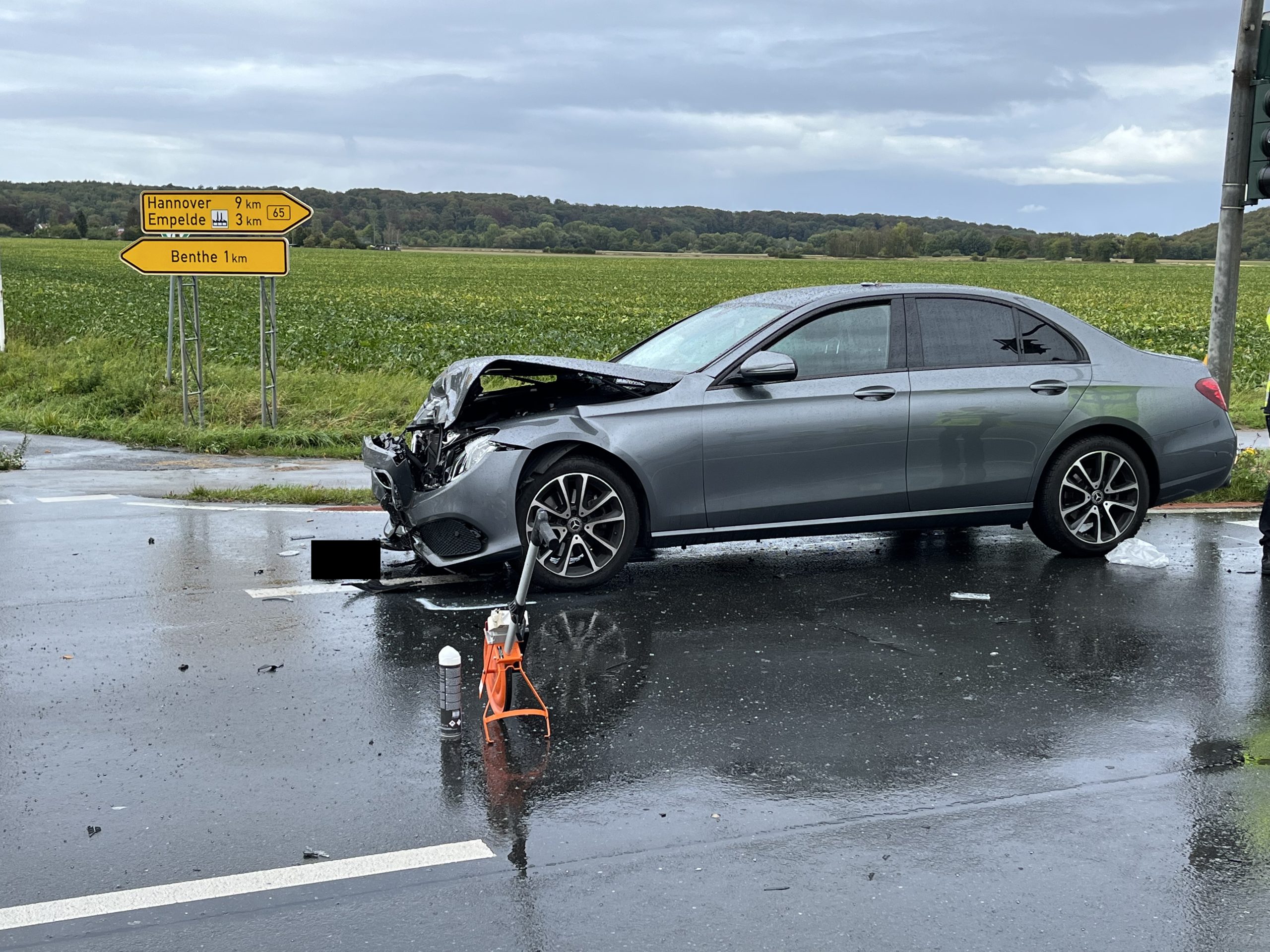 Auslaufende Betriebsstoffe nach Verkehrsunfall