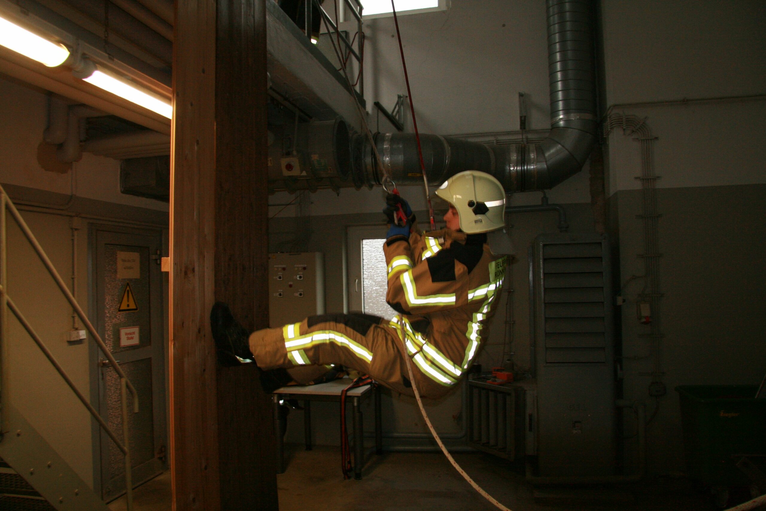 Stadtfeuerwehr Ronnenberg schult neues integriertes Rettungsgurtsystem