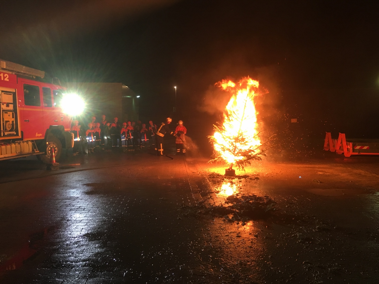 Brennende Tannenbäume bei der Jugendfeuerwehr