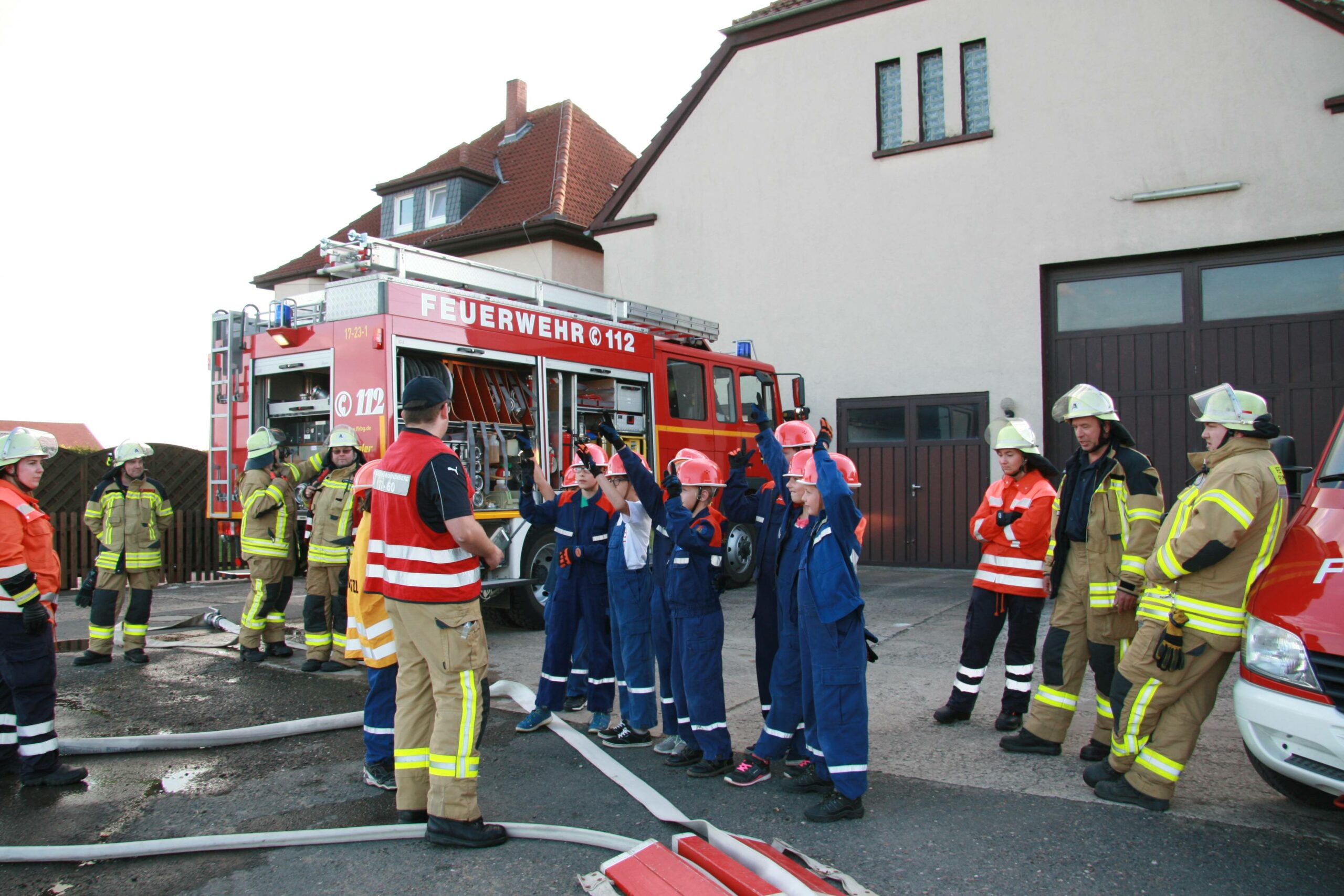 Jugendfeuerwehr und aktive Kameraden üben zusammen