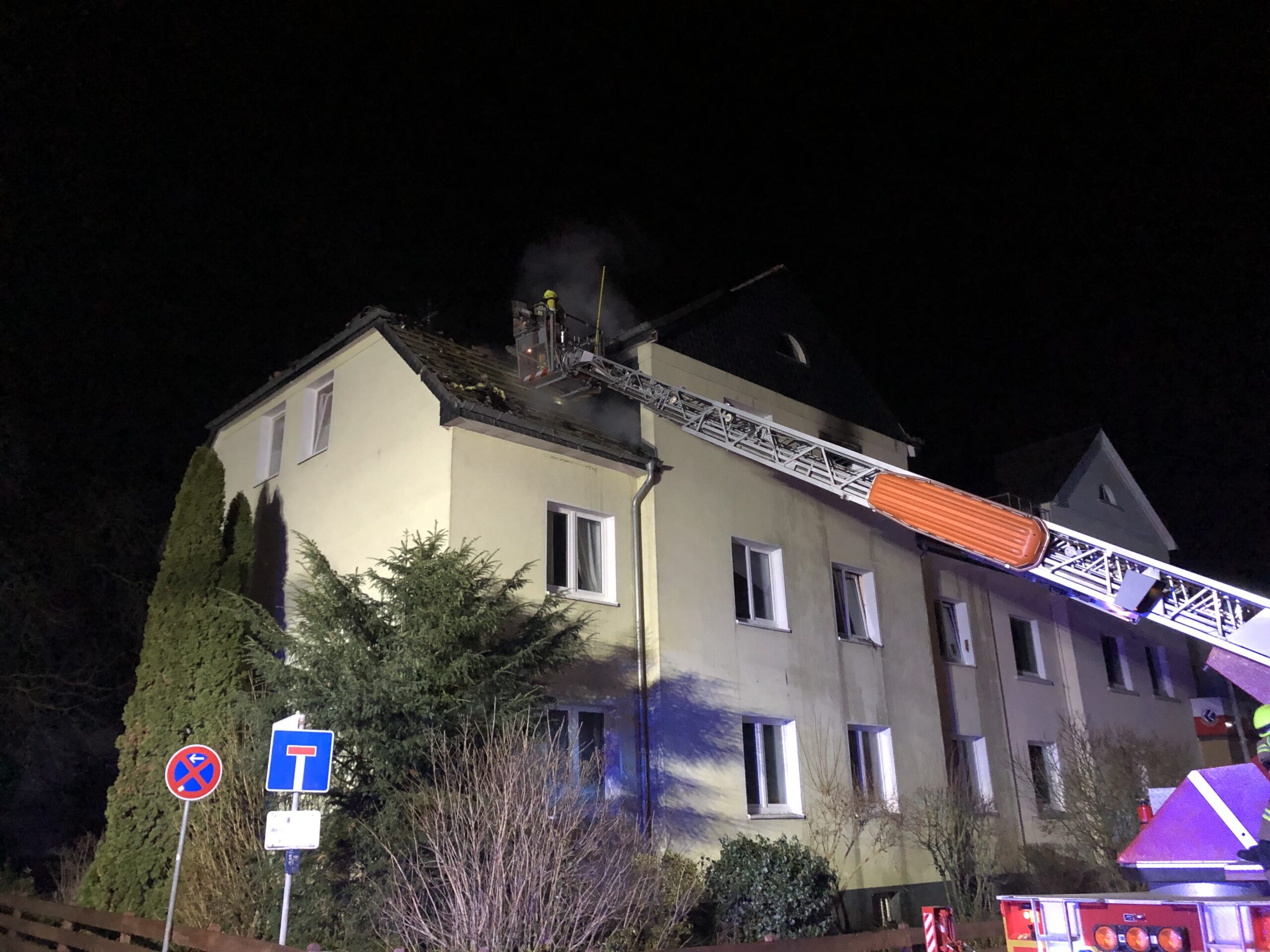 Nachlöscharbeiten Dachstuhlbrand