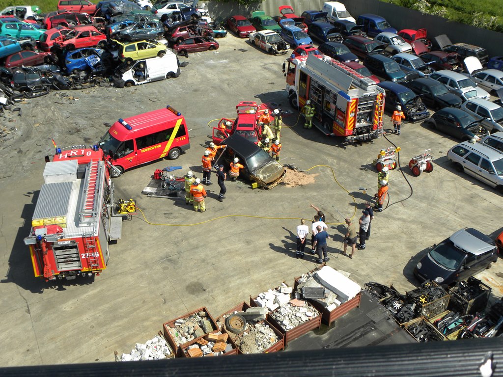 Rettungsdienst und Feuerwehr üben Zusammenarbeit