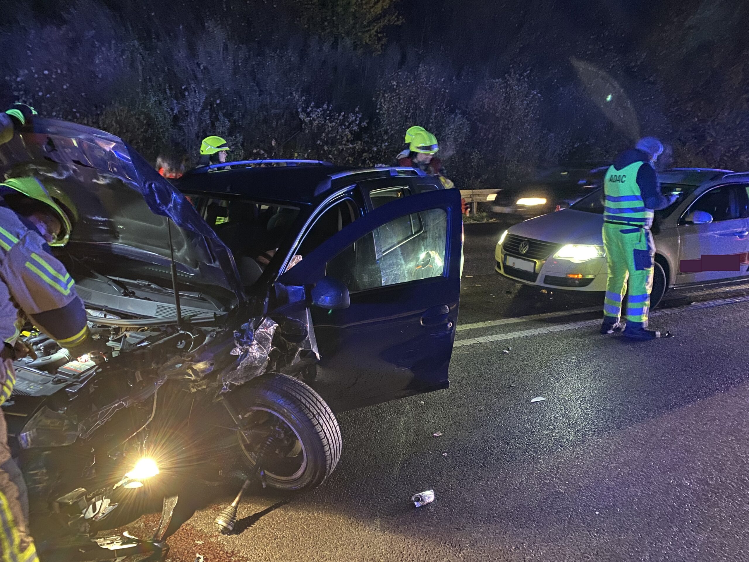 Auslaufende Betriebsstoffe nach Verkehrsunfall