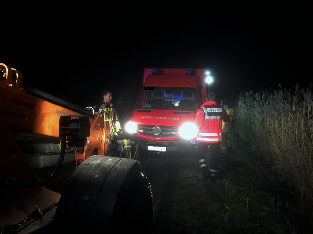 Rettungswagen in der Feldmark festgefahren