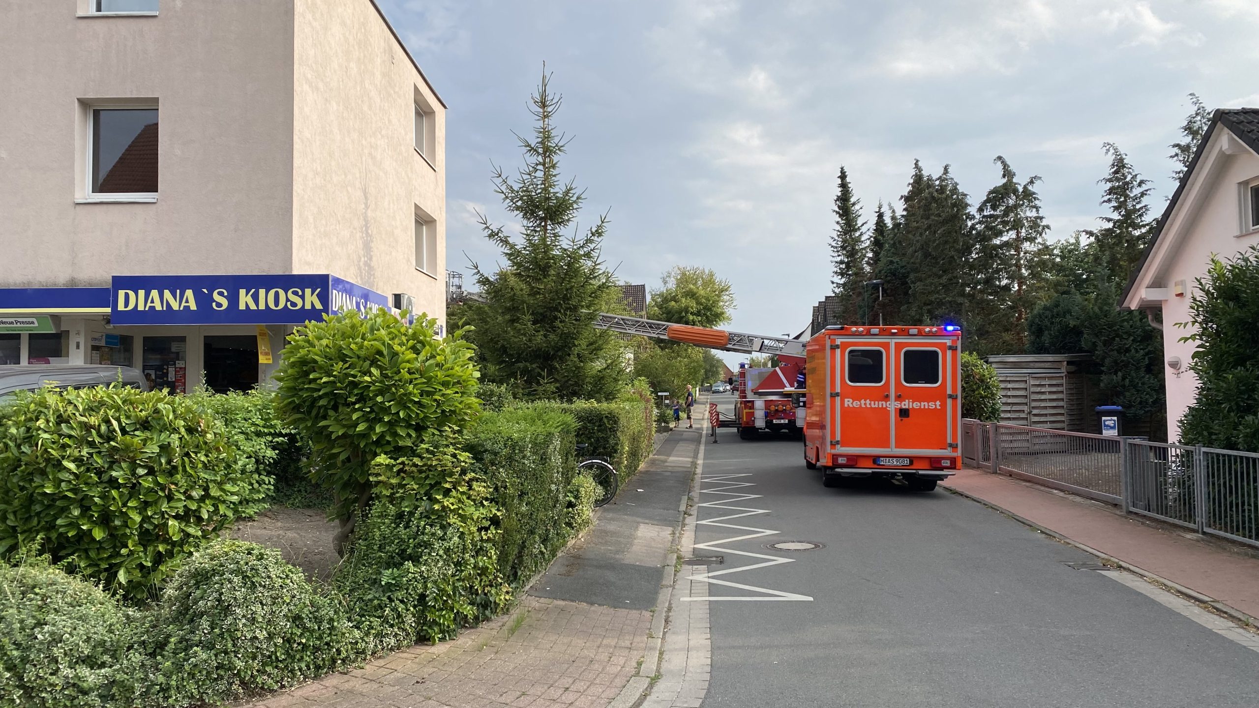 Hilflose Person auf Balkon