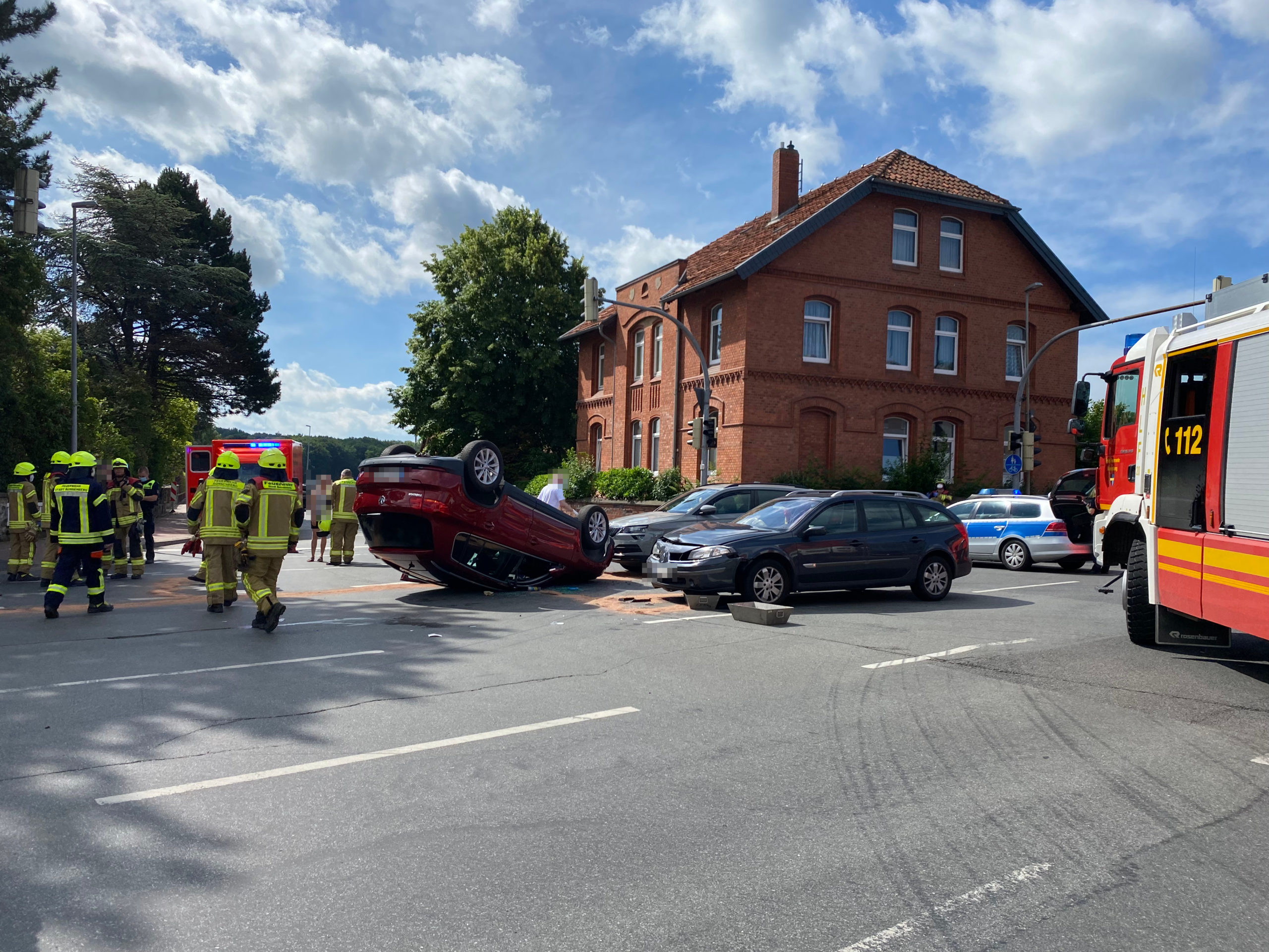 Verkehrsunfall mit gemeldeter eingeklemmter Person