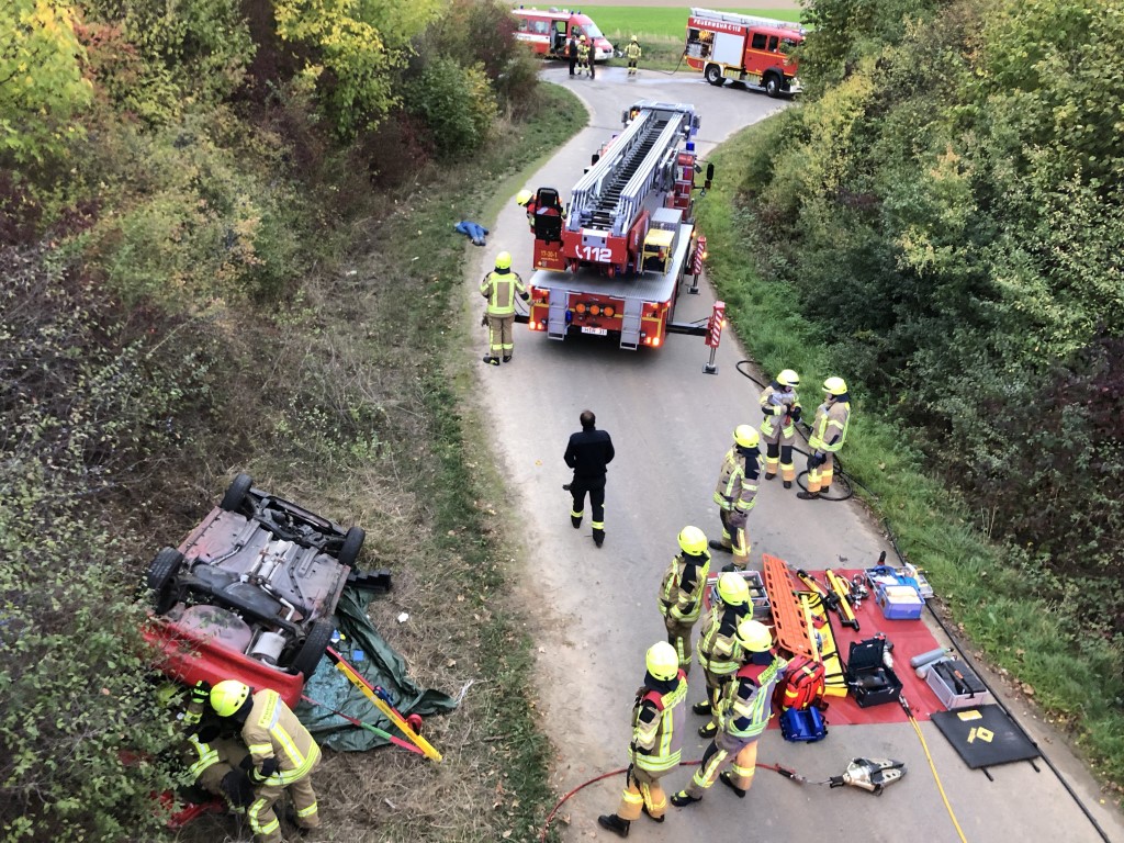 PKW von Brücke gestürzt