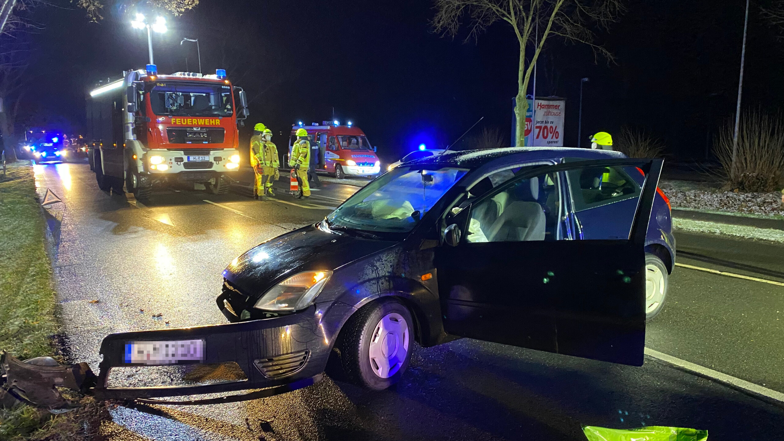 PKW gegen Baum