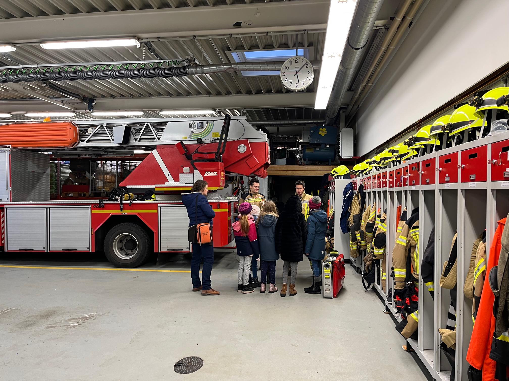 Brandschutzerziehung hautnah: Grundschüler besuchen die Feuerwehr