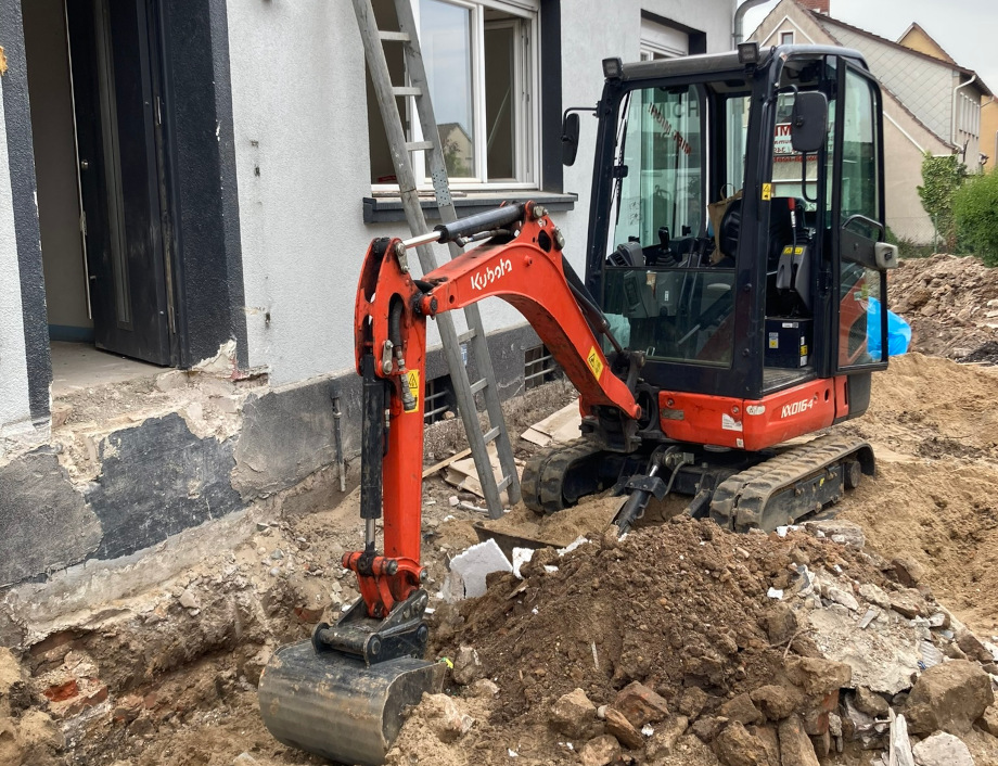 Gasleitung mit Bagger beschädigt