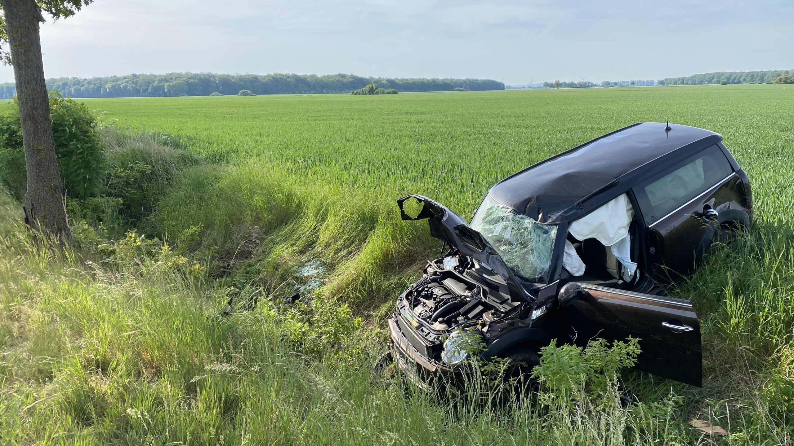 Auslaufende Betriebsstoffe nach Verkehrsunfall