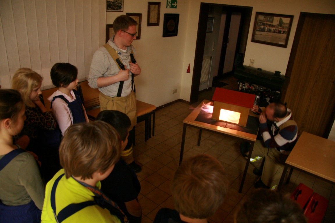 Jugendfeuerwehr „spielt mit dem Feuer“