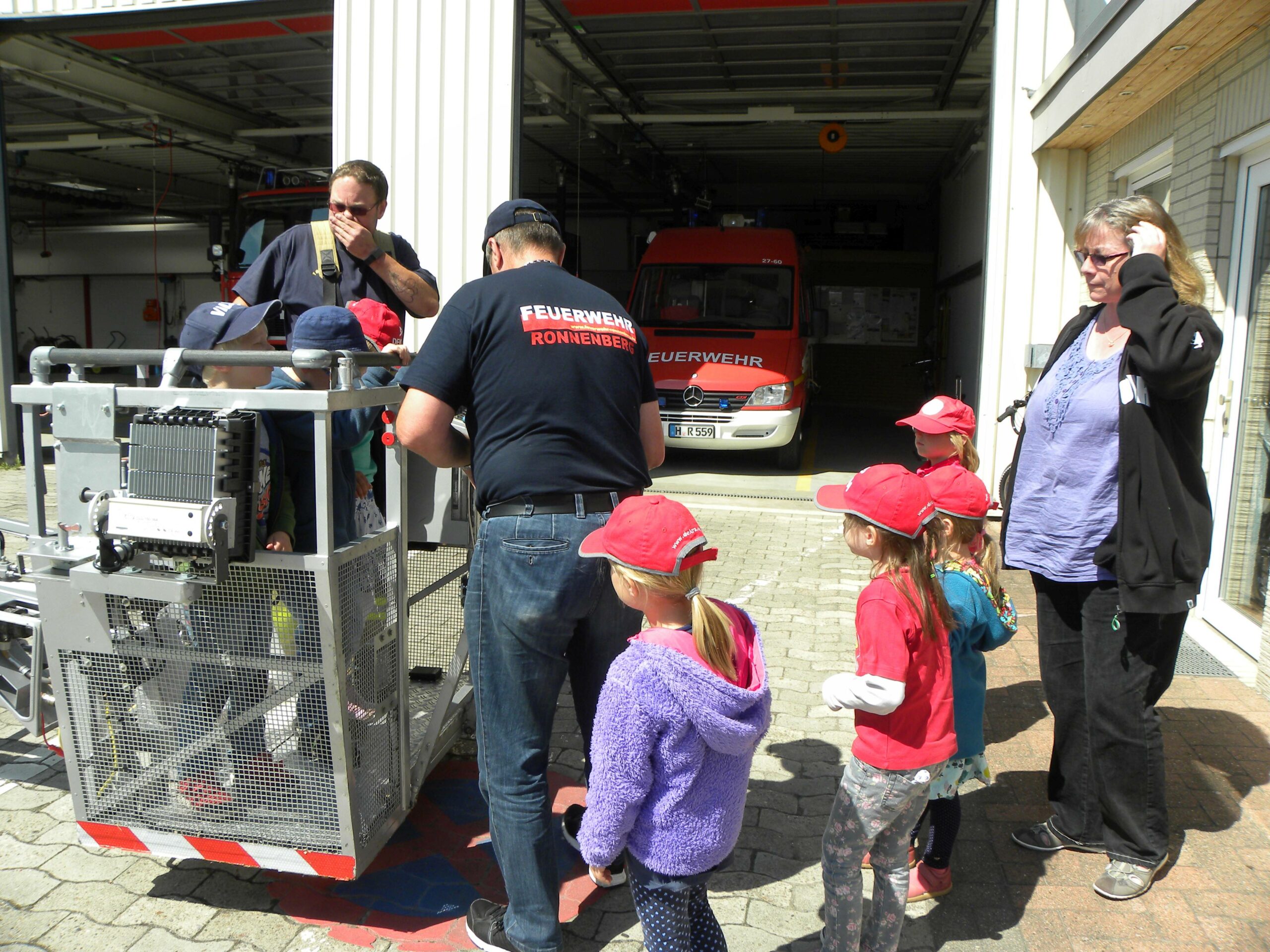 Kindergarten besichtigt Feuerwehr Ronnenberg