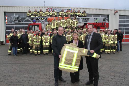 Sponsoren finanzieren Einsatzkleidung der Ronnenberger Feuerwehr