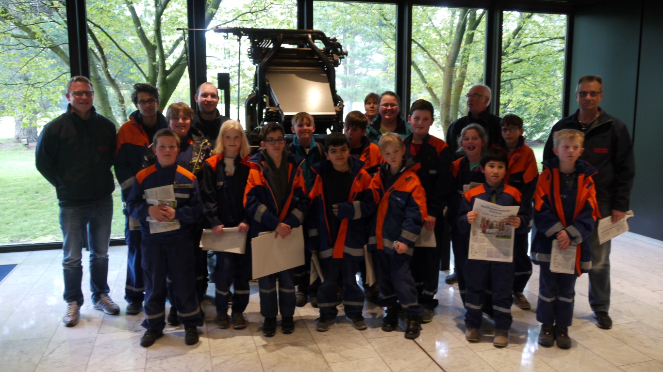 Jugendfeuerwehr besichtigt Madsack Verlag