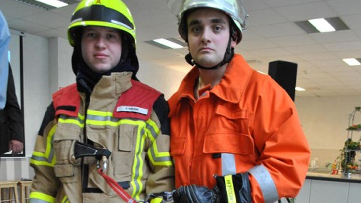 Feuerwehr stellt neue Schutzkleidung vor – Sponsoren geben der Stadt 100.000 Euro
