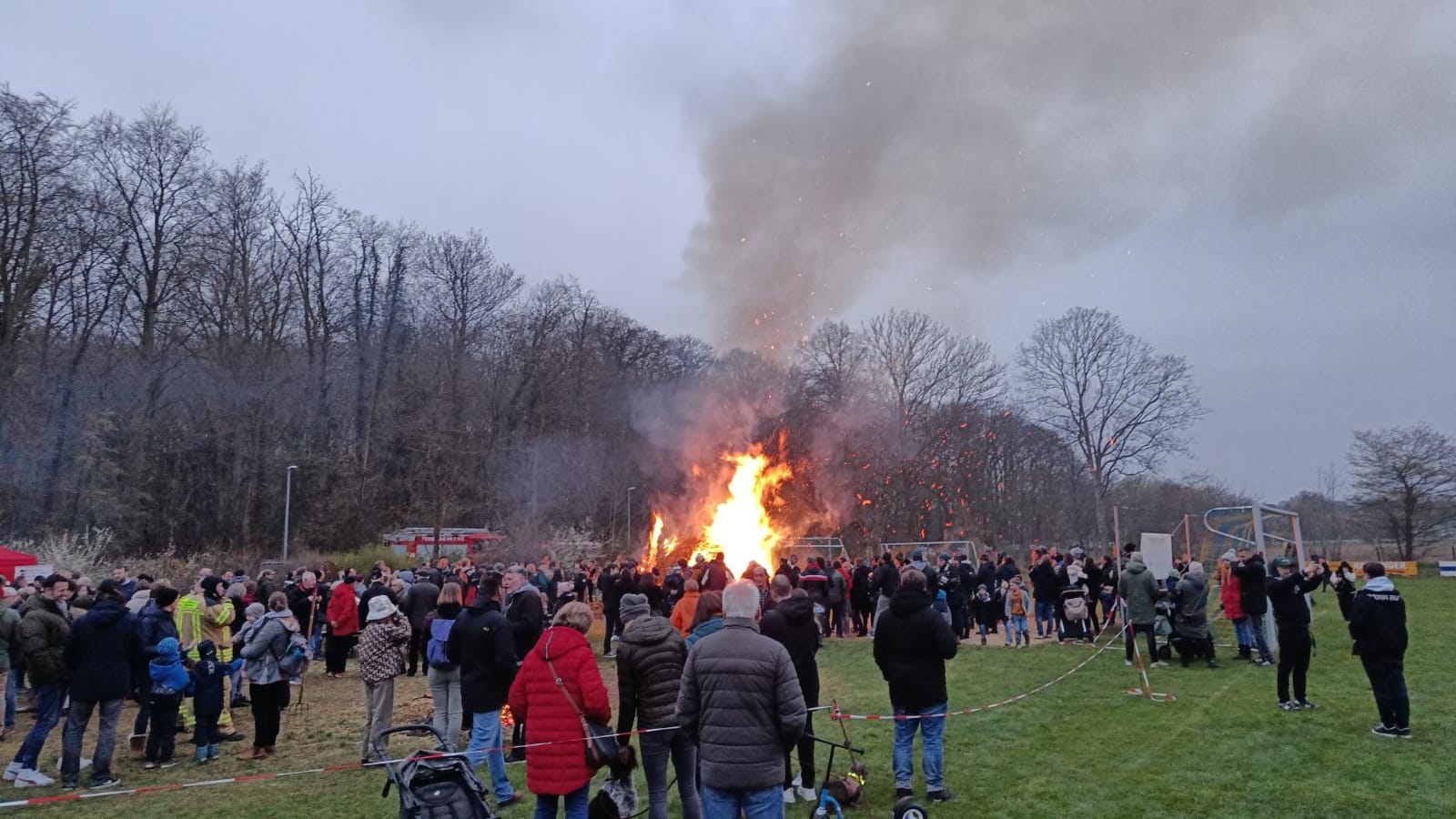 Voller Sportplatz beim Osterfeuer 2023