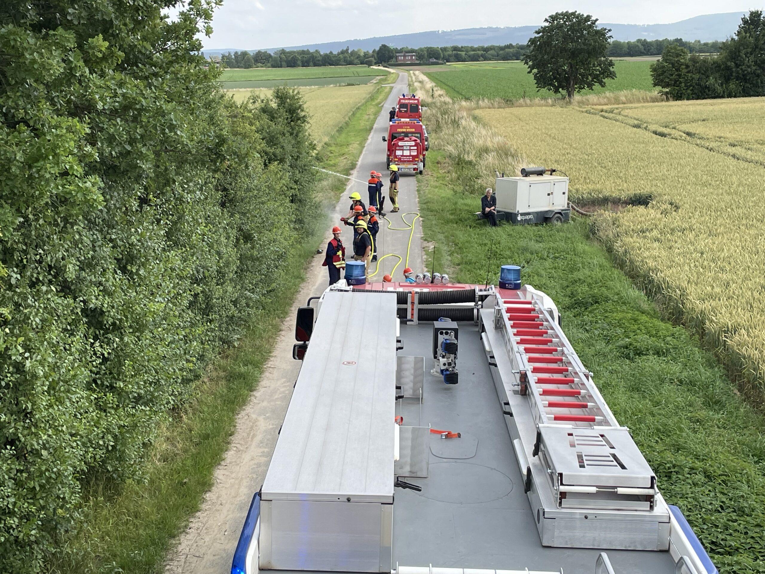 Jugendfeuerwehr und Einsatzabteilung bekämpfen „Böschungsbrand“