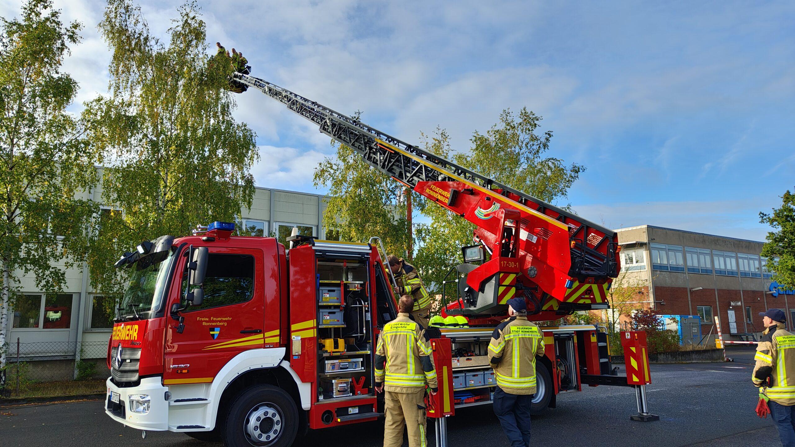 Drehleiter beim Übungsdienst in Empelde